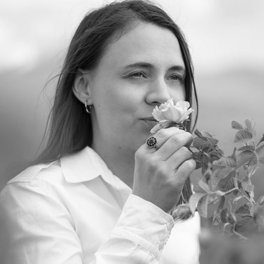 Caroline Dumur nous présente le parfum « Une rose au paradis. R.B. »